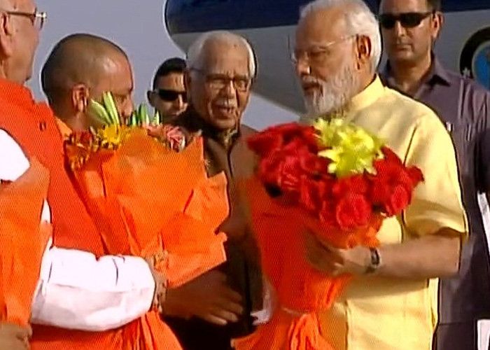 Modi Lucknow LIVE- पीएम मोदी पहुंचे लखनऊ, सीएम योगी ने किया स्वागत
