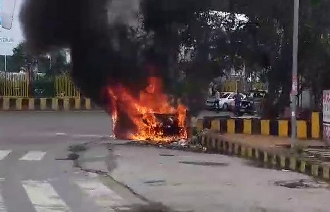 Car fire जब देखते-ही-देखते चलती कार में लगी भीषण आग, कार से कूदकर ड्राइवर ने बचाई जान