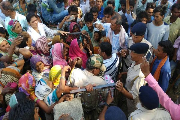 Officers surrounded the affected people drowning. डूब प्रभावितों ने अधिकारियों को घेरा, किए सवाल-जवाब