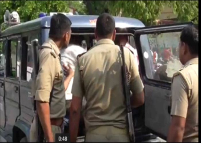 POLICE बुलेट पर निकले भाजपा सांसद तो आई वसूली करने वालों की आफत