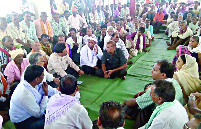 Cooprative society, Farmers, Peculation, Chitting, गबन किसी और ने किया अब किसानों को डिफाल्टर बताकर नहीं दे रहे खाद-बीज