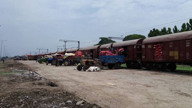 Indian Railway 48 हजार टन की हो गई बुकिंग, मालवा क्षेत्र से बड़ी संख्या में प्याज जाने लगा बाहर