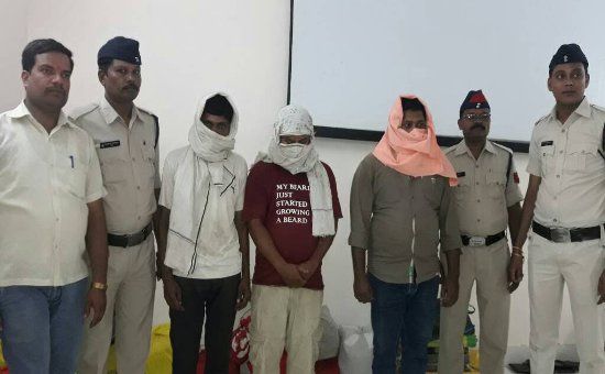 accused in police custody बिजली मिस्त्री बनकर घुसे 2 युवक करने लगे चोरी, महिला की नींद खुली तो किया ये हाल