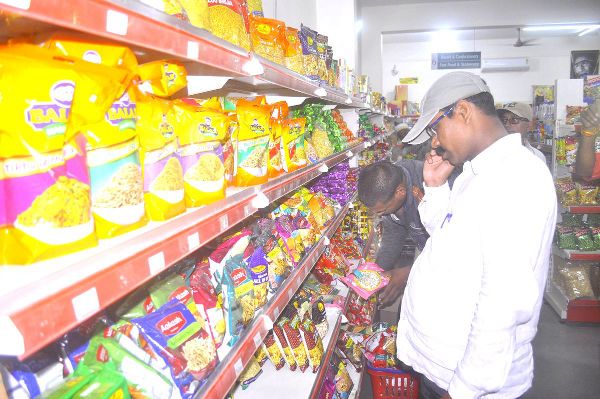 Khopre packets made of bad coconut, flirty Bhopal खराब नारियल से बन रहे खोपरे के पैकेट, सेहत से खिलवाड़