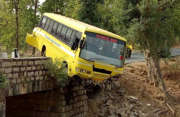 school bus hanging in bridge तेज रफ्तार हाइवा ने पीछे से मारी टक्कर तो पुलिया में ऐसे झूलने लगी School बस