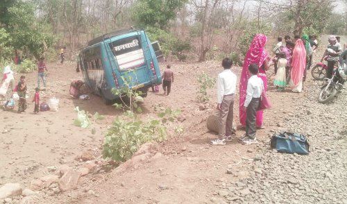 seoni लहराती हुई बस खाई में जा घुसी