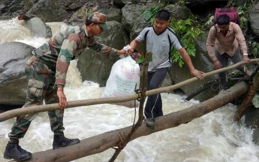 arunachal pradesh सेना के जवानों ने भूस्खलन में फंसे 200 लोगों का सुरक्षित बाहर निकाला
