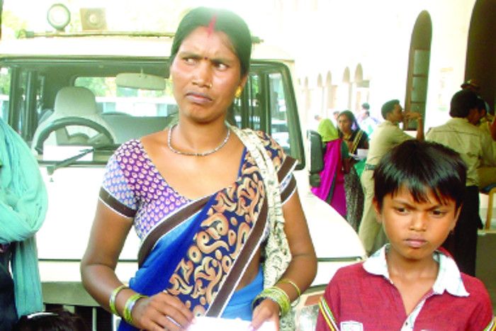 collector jandarshan गुस्से में कलेक्टर को ये क्या बोल गई महिला सरपंच, मचा हड़कंप