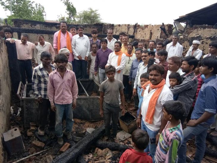 dewas आग से गैस सिलेंडर फटा