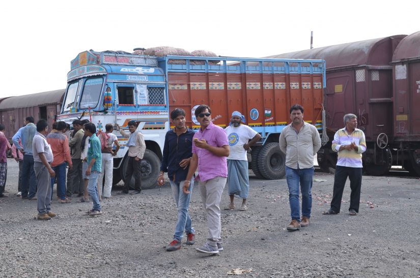dewas किसान के घर से प्याज लेकर पहुंचाया रेलवे गोदाम