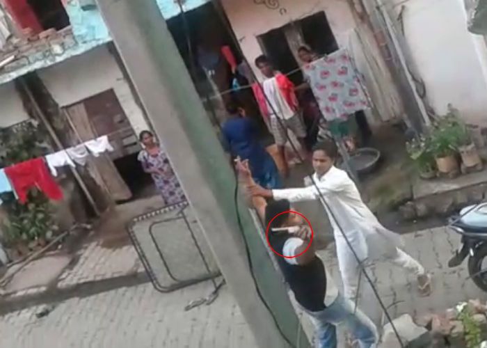 Goons, Pistols बदमाशों ने खुलेआम तमंचा दिखाकर फैलाई दहशत, देखिए वीडियो