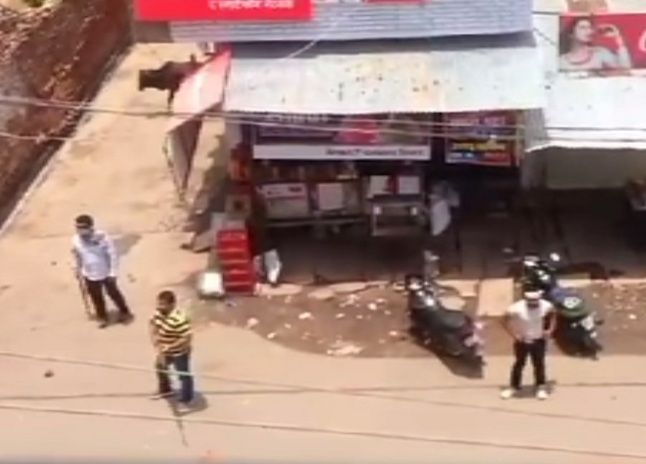 gun fire in day light VIDEO में देखिए जमीन विवाद पर अपने ही परिवार पर बरसा दी गोलियां, दिनदहाड़े की ताबड़तोड़ फायरिंग