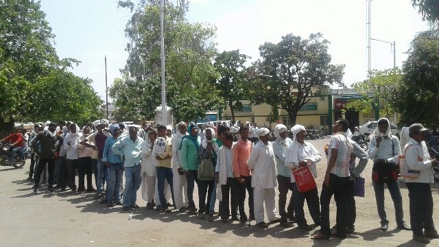 Farmers पंजीयन कराने धक्का मुक्की के बीच घंटों धूप में खड़े रहे किसान