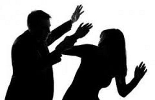 Women file beating case बेटी को गैर मर्द के साथ देखा तो भाजपा नेत्री की मां ने लिखा दी रिपोर्ट
