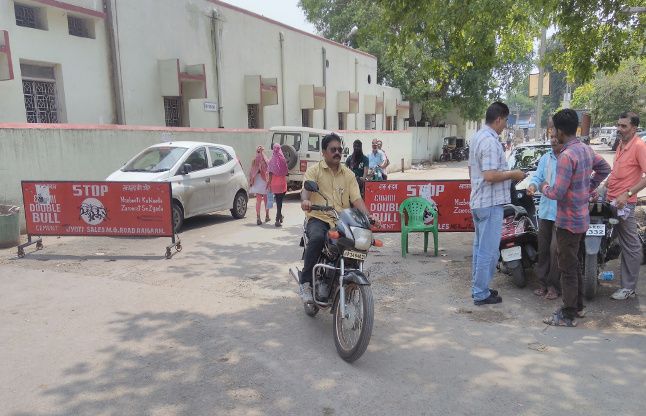 When officer's car stops at jam जाम में रोज पिसते हैं लोग, पर जब रेल अधिकारी की फंसी गाड़ी तो याद आई स्टेशन की पार्किंग व्यवस्था