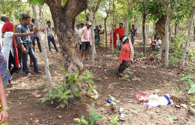 Young woman body found hanging on a trap फंदे पर लटका मिला युवती का शव, हत्या की आंशका