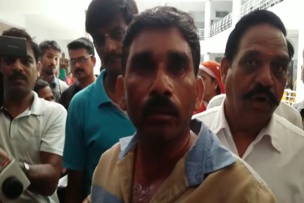 kisan suicide कलेक्टोरेट में किसान ने केरोसिन डालकर की आत्महत्या की कोशिश, दूसरे ने खाया जहर