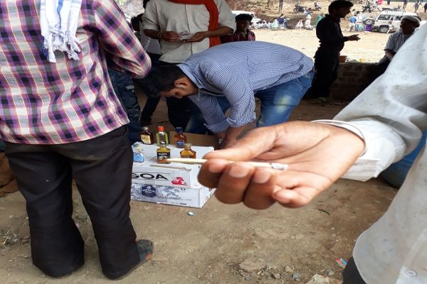 liquor selling on road एमपी गजब है... यहां पान के ठेलों और फुटपाथ पर बिकती है शराब