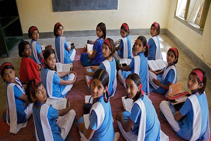 यहां चल रही शिक्षकों की मनमानी, जब मर्जी में आए तब आते हैं स्कूल