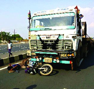 Bike rider बेहद दर्दनाक था हादसा, ट्रेलर ने बाइक सवार को कुचला