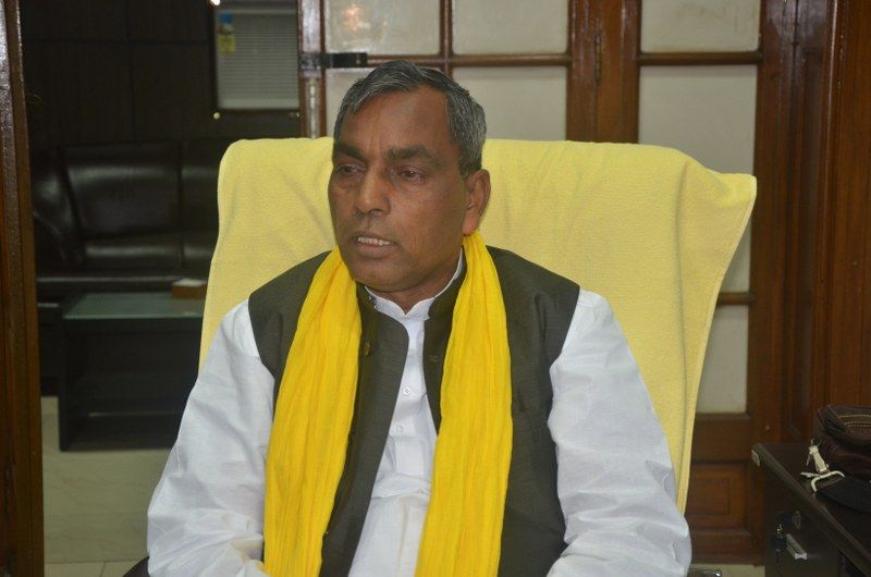 Om prakash Rajbhar सपा सरकार की राह पर ही बीजेपी सरकार, योगी के मंत्री के प्रतिनिधि ने सरकारी कर्मचारी को पीटा