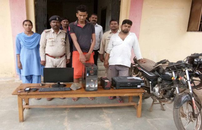 omputer thief gang caught by the police कम्प्यूटर चोर गिरोह को पामगढ़ पुलिस ने पकड़ा मानीटर, कंप्यूटर जब्त