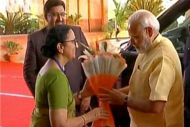 PM Modi CDRI Director Madhu Dikshit सीडीआरआई में मोदी को मिला यादगार तोहफा, पीएम बोले वैज्ञानिक हैं आधुनिक दृष्टि