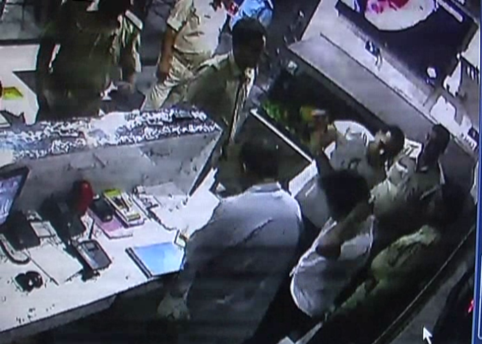 Agra Police होटल में दरोगा की दबंगई, देखें वीडियो