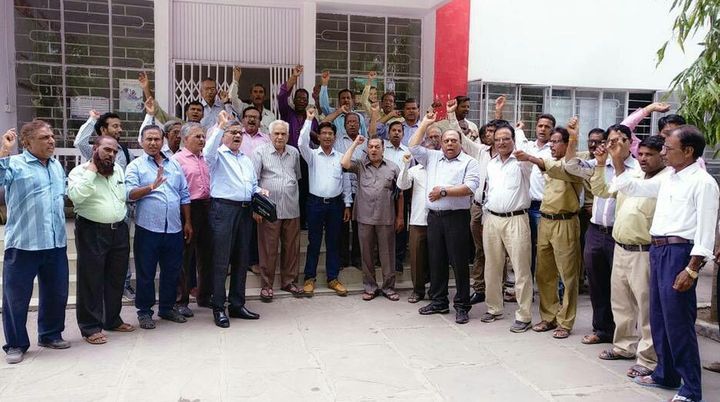 Central employee, detention, against केंद्रीय कर्मचारियों ने दिया धरना, जताया विरोध