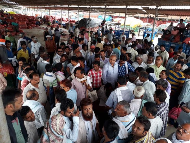Rewa photo मंडी में प्याज बेचने एक बजे रात से खड़े रहे किसान, हंगामा मचाया तो दोपहर बाद खरीदी, देखिए कैसे बिलबिला रहे किसान