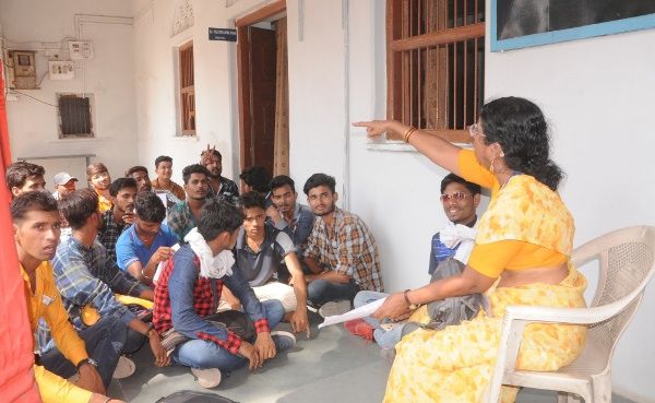 snpg college principal प्राचार्य के सामने धरने पर बैठे, लिखित में आश्वासन पर माने