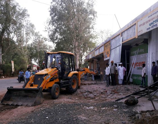 Hoshangabad
जेसीबी के पंजे ने खोदे फर्श, नोचें शेड के टीन