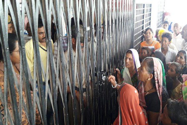 rajgarh collector office नाराज महिलाओं ने कलेक्टर कार्यालय में ही जड़ दिया ताला,देखिए वीडियो