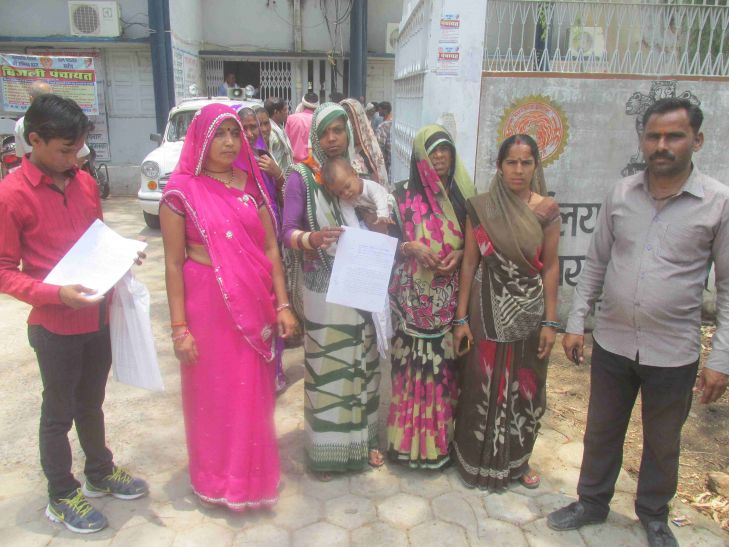रिश्वत न मिलने पर आवास हुआ निरस्त, पार्किंग ठेकेदार कर रहे अवैध वसूली