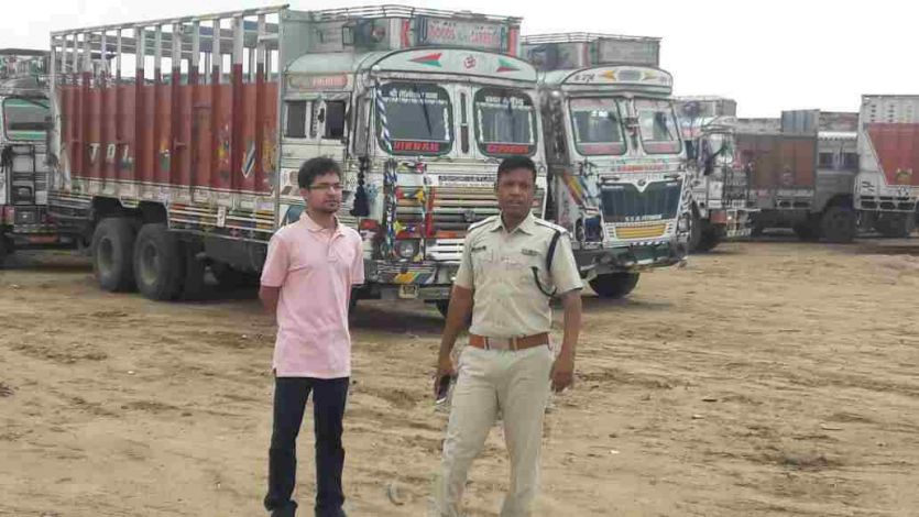 Standing officer with trucks caught in action नदी का रास्ता रोक कर रहे थे रेत का अवैध खनन