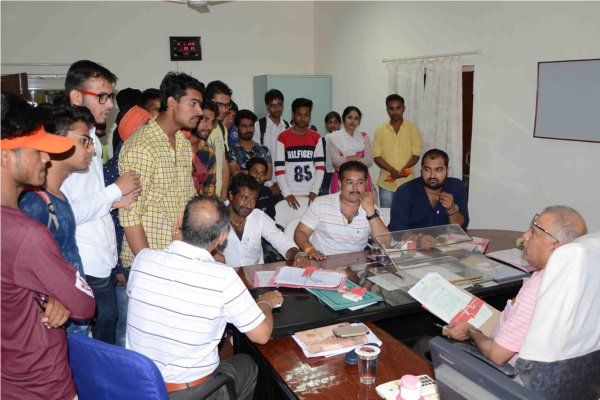 Vacant employees, officers, exams going for one ye छट्टी मना रहे रहे कर्मचारी व अधिकारी, परीक्षा चल रही एक साल लेट