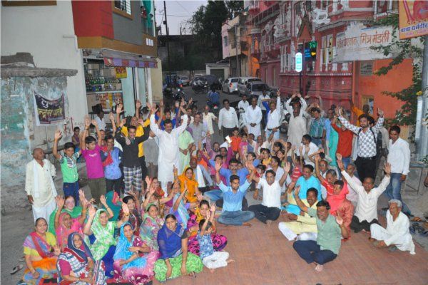 Road will not be given without money हक की लड़ाई - बिना पैसे दिए नहीं होगी सड़क चौड़ी