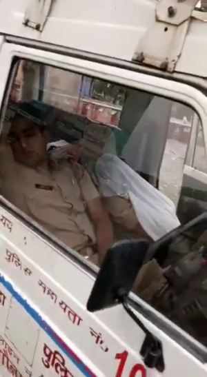 noida police ग्रेटर नोएडा में चलती कार में हुआ गैंगरेप आैर पीसीआर में सोते रहे पुलिसकर्मी- देखें वीडियो