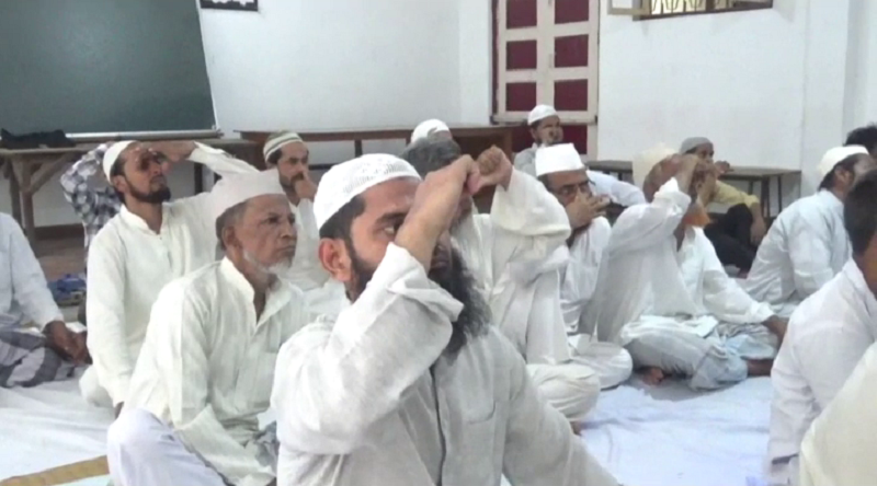 Yoga camp in Madarsa मदरसे में बच्चों और शिक्षकों ने सीखा योग, कहा- योग से हैं कई फायदे