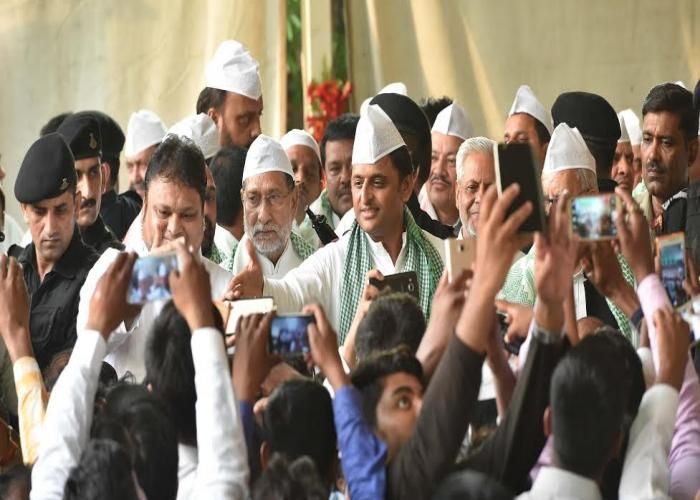 Akhilesh Yadav roza iftaar ना पापा ना चाचा अकेले ही किया 'अखिलेश' ने रोज़ा इफ़्तार देखें वीडियो