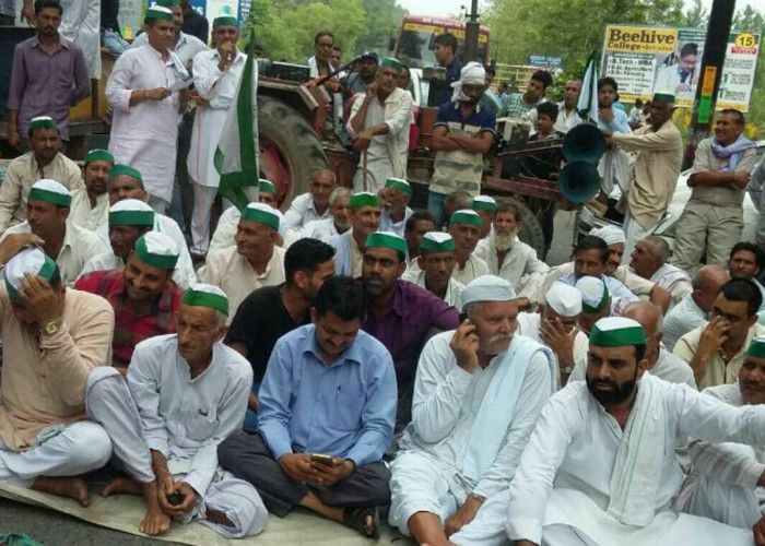 farmer protest योग दिवस नहीं यहां सड़कों को जाम कर किसान मना रहे हैं 'शोक दिवस'