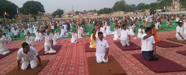 Yoga day celebration in Azamgarh अंतर्राष्ट्रीय योग दिवस: अधिकारियों के साथ ही आम नागरिकों ने किया योग