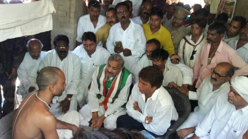 Raj babbar किसान के परिजनों से मिले राजबब्बर, मदद का दिया आश्वासन