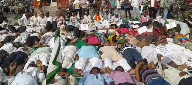 farmers जब पीएम मोदी योग कर रहे थे तो सैकड़ों किसान सड़क पर लेटकर उनका जमकर विरोध कर रहे थे
