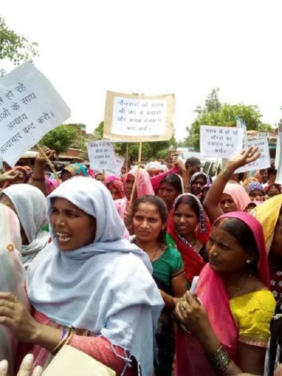 Protest शराबबंदी की मांग को लेकर महिलाओं का जोरदार प्रदर्शन, पुलिस पर भी पथराव