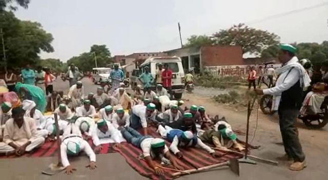 Protest किसानों का सरकार के खिलाफ प्रदर्शन, सड़क पर योग कर जताया विरोध