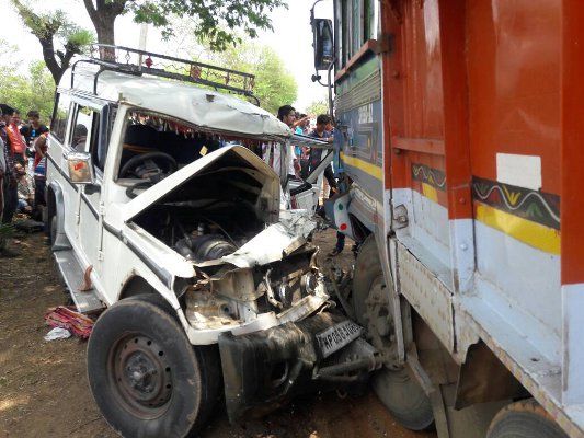 hoshangabad big accident news स्टेट हाईवे पर ट्रक-बुलेरो में भिड़ंत, 13 छात्राएं घायल, छह की हालत गंभीर
