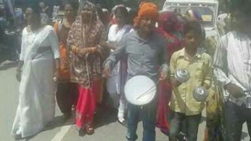 Marriage बैण्ड बाजे के साथ प्रेमी के घर बारात लेकर पहुंची दुल्हन, मगर यहां तो...