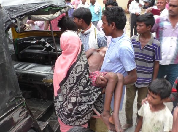 Up Police हैवानियत की हद: जमीन से आम उठाने पर मासूम को मारकर किया अधमरा
