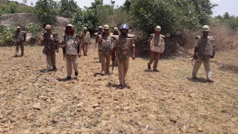Combing operation नक्सलियों की टोह लेने जंगलों में घुसी पुलिस